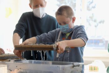 Umweltpädagogin Mechthilde Köhncke unterstütze beim Schöpfen des Papiers. Foto: Volkmann 