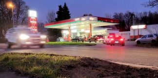 Schlangen bilden sich an Tankstellen vor allem bei günstigen Preisen: "Günstig" bedeutete am Donnerstagabend 2,05 Euro für Super und 2,12 Euro für Diesel. Foto: Volkmann