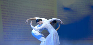Nour Eldesouki und Maria Lucia Segalin in "Tanzhommage an Queen". Foto: Bettina Stöß