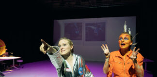 Emilia von Heiseler, Annalisa Weyel in "Vögel" - Gastspiel des Berliner Theaterkollektivs Possible World im Grillo-Theater des Schauspiel Essen. Foto: Jakob Tillmann