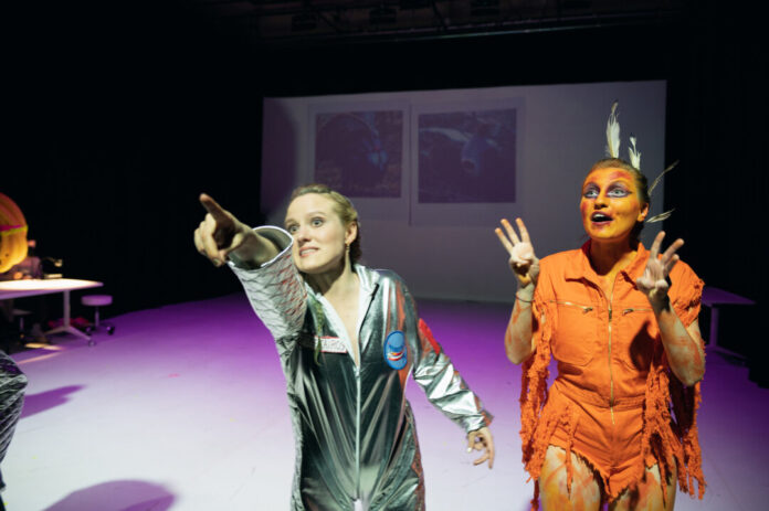 Emilia von Heiseler, Annalisa Weyel in "Vögel" - Gastspiel des Berliner Theaterkollektivs Possible World im Grillo-Theater des Schauspiel Essen. Foto: Jakob Tillmann