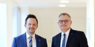 Die Volksbank-Vorstände Christian T. Fried (l.) und Andreas Otto (Vorsitzender) stellten die Jahresbilanz der Volksbank im Bergischen Land vor. Foto: Volksbank/Bettina Osswald