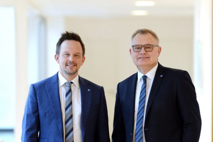Die Volksbank-Vorstände Christian T. Fried (l.) und Andreas Otto (Vorsitzender) stellten die Jahresbilanz der Volksbank im Bergischen Land vor. Foto: Volksbank/Bettina Osswald