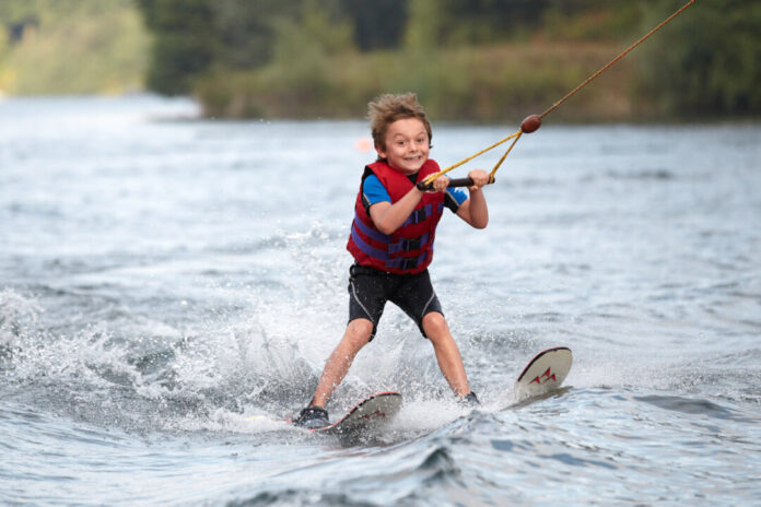 Auch für Kinder ein Erlebnis: Wasserski in Langenfeld. Foto: Peter Ginter