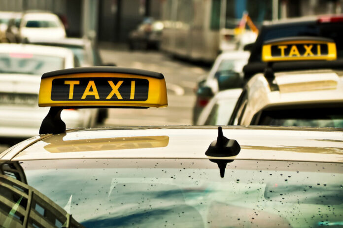 Drei junge Männer haben einem Taxifahrer die Geldbörse entrissen und sind gelohen. Symbolfoto: Pixabay