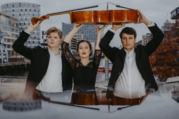 Das Trio E.T.A.: Elene Meipariani (Violine), Till Schuler (Violoncello) und Till Hofmann (Klavier). Foto: Sophie Wolters