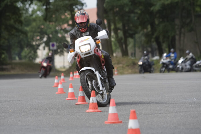 Mit Sicherheitstrainings können Motorradfahrer sich für die Saison wappnen. Foto: Deutsche Verkehrswacht