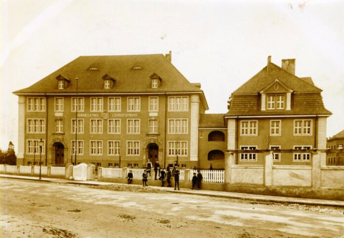 Das ehemalige Lehrerseminar in der Mülheimer Str. 47, um 1912. Seit 1987 ist das Stadtarchiv gemeinsam mit der Anne-Frank-Grundschule in diesem Gebäude untergebracht. Foto: Stadtarchiv Ratingen