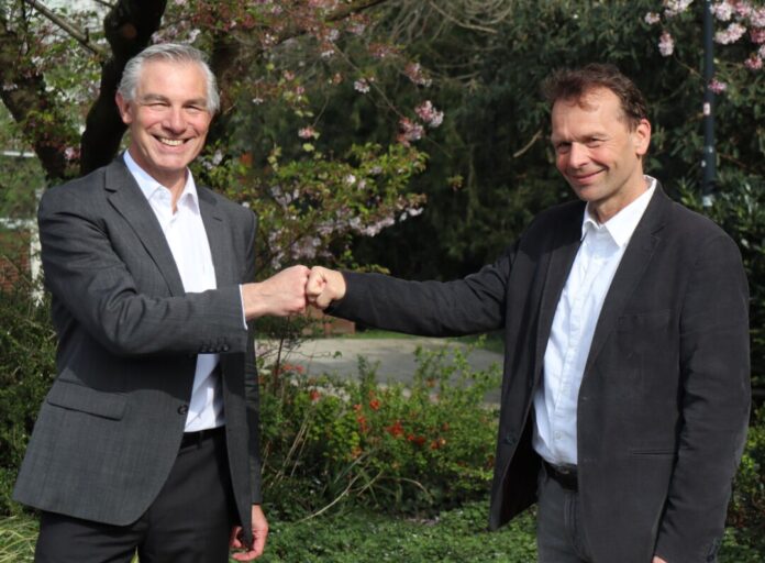 Bürgermeister Klaus Pesch (links) begrüßte den neuen Beigeordneten Prof. Bert Wagener. Foto: Stadt Ratingen