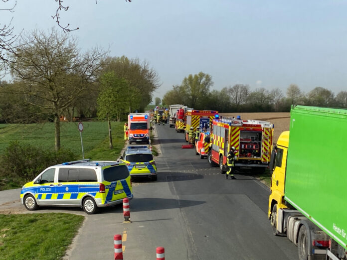 Kräfte von Feuerwehr und Polizei im Gefahrgut-Einsatz am Erkrather Weg. Foto: FW Mettmann