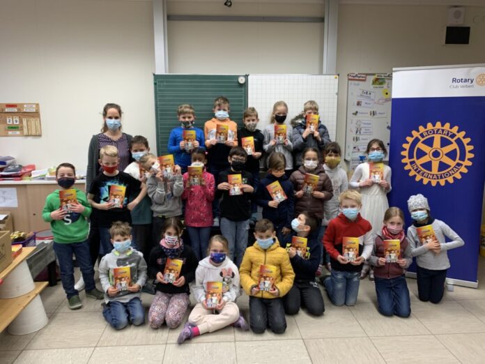 Hier freuen sich die Schülerinnen und Schüler der 2A der Grundschule Nordstadt über die Spende der Rotarier. Foto: privat