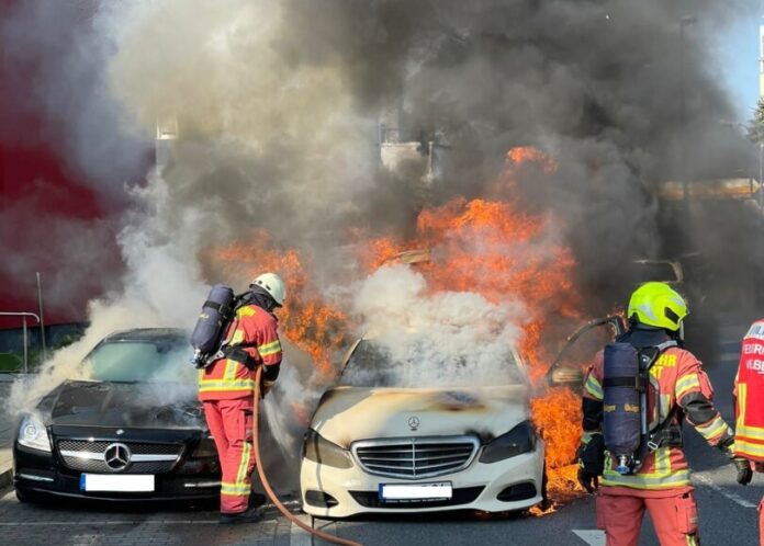 Am Mittwoch ist auf der Rheinlandstraße ein Taxi komplett ausgebrannt. Foto: Feuerwehr Velbert