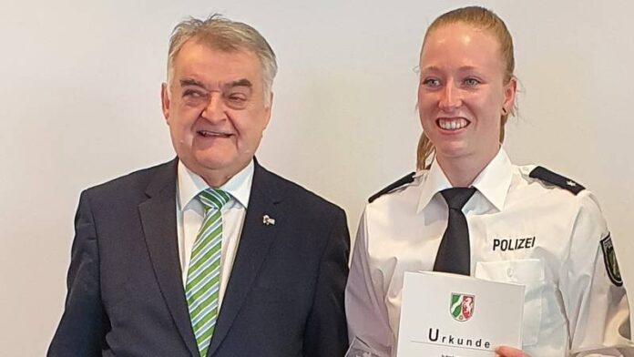 Annalena Diks mit NRW-Innenminister Herbert Reul. Foto: Polizei
