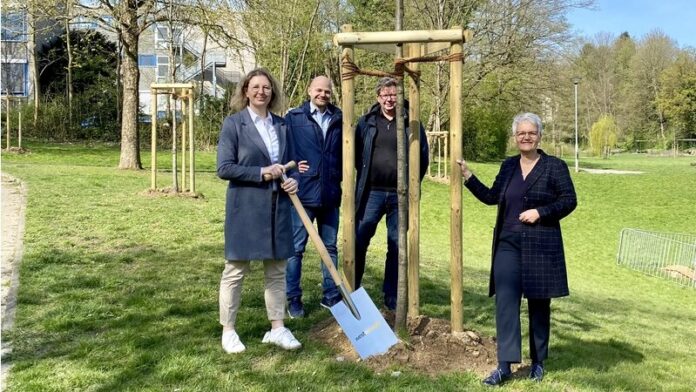 Bürgermeisterin Sandra Pietschmann, Marcel Alpkaya Mettmanns Klimaschutzbeauftragter, Ferdinand Ortmann, Leiter des Grünflächenamtes sowie Judith Meuter von Westenergie freuen über die Verschönerung im Goethepark. Foto: Westenergie