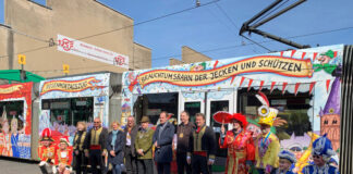 Die bunte Brauchtumsbahn ist am Montag eingeweiht worden. Foto: Rheinbahn