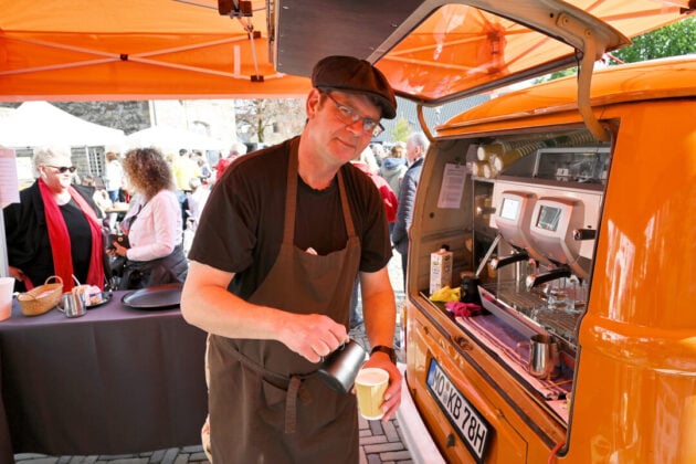 Am Kaffee-Kultbus serviert Yogi Niehaus Espresso, Capuccino, Café Latte und Co. im biologisch abbaubaren Trinkbecher. Foto: Mathias Kehren