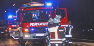 Die Feuerwehr vor Ort an der Seibelstraße. Foto: Polizei