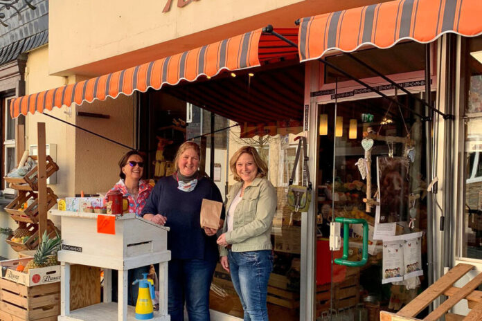 Das Team des Obst- und Gemüsegeschäftes ten Eicken in Heiligenhaus sammelt gemeinsam mit dem SI-Club Geld für die Flüchtlingshilfe. Foto: privat