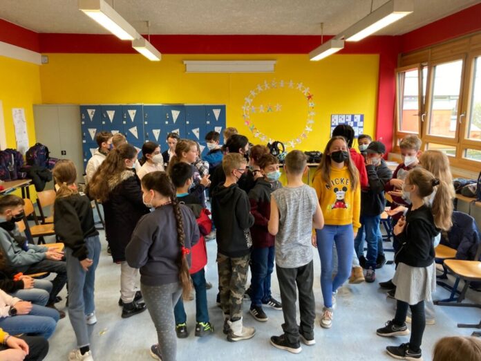 Schüler einer fünften Klasse bei einer Kommunikationsübung. Foto: Schule