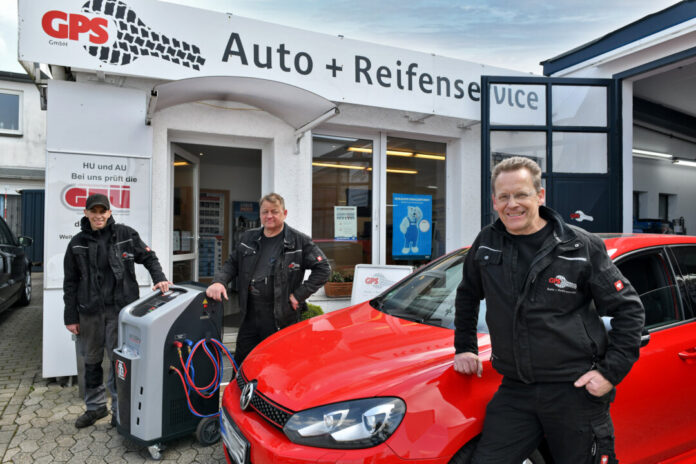 Rüdiger Schlemper, Karsten Ozols und Elias Akkouh (v.r.) heißen Sie beim GPS Auto + Reifenservice willkommen. Foto: Mathias Kehren