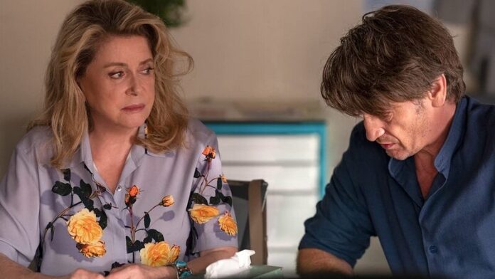 Catherine Deneuve und Benoît Magimel schlüpfen in die Rollen der Mutter und ihres erkrankten Sohnes. Bild: Studiocanal