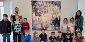 Vor Dieter Nuhrs Foto einer japanischen Vase versammelten sich die Ratinger zu einem Gruppenbild. Foto: Stadt Ratingen