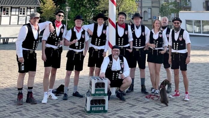 Männergruppe mit weiblicher Unterstützung: "Die Zünftigen" haben den Maibaum der Werbegemeinschaft Velbert aktiv aufgestellt. Foto: privat