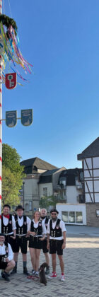 Männergruppe mit weiblicher Unterstützung: "Die Zünftigen" haben den Maibaum der Werbegemeinschaft Velbert aktiv aufgestellt. Foto: privat