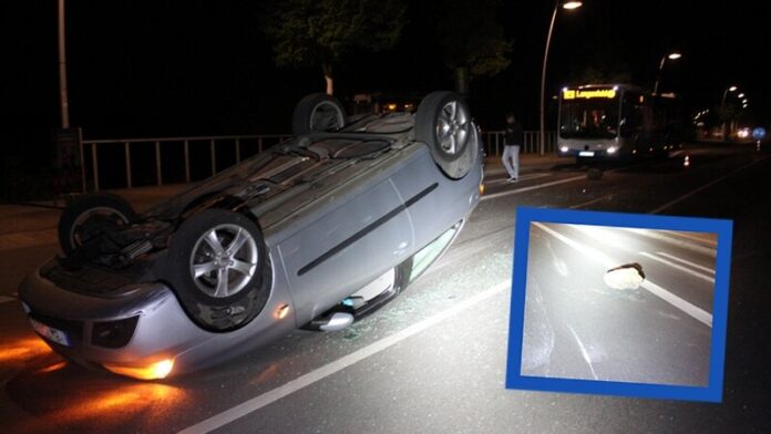 Der Wagen überschlug sich nach einer Kollision mit einem Stein (kl. Bild). Fotos: Polizei