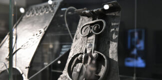 Kinoabend im Museum: “Nachts im Museum” Mit der Taschenlampe beleuchtet, erscheinen die Ausstellungsstücke im Museum in einem ungewohnten Licht. Foto: Mathias Kehren