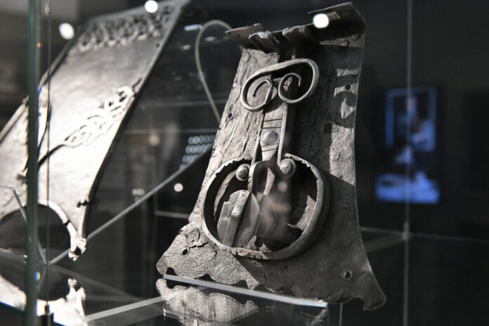 Mit der Taschenlampe beleuchtet, erscheinen die Ausstellungsstücke im Museum in einem ungewohnten Licht. Foto: Mathias Kehren