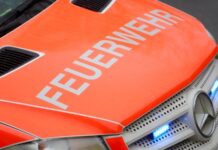 Ein Rettungswagen mit eingeschaltetem Blaulicht. Foto: Volkmann/Symbolbild