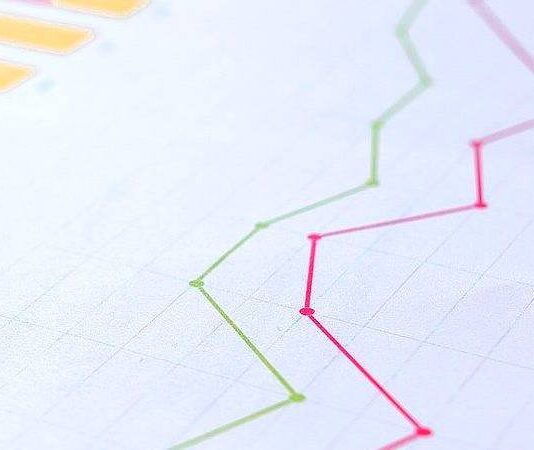 Aktuelle Daten: So groß sind die Städte im Kreis Mettmann Ein statistischer Bericht liegt auf einem Tisch. Foto: pixabay/symbolbild