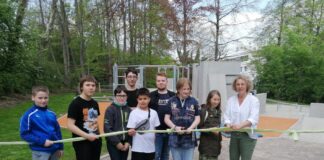 Bürgermeisterin Sandra Pietschmann mit Jugendlichen bei der offiziellen Einweihung. Foto: Kreisstadt Mettmann