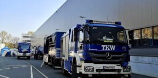 Einsatzwagen des THW stehen bereit. Foto: THW / Yasemin Gündogdu