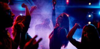 In einem Nachtclub wird getanzt. Foto: Theater Slingen/cshironosov/istockphoto