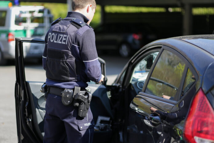 Ein Polizeibeamter bei einer Verkehrskontrolle. Foto: Polizei/Symbolbild