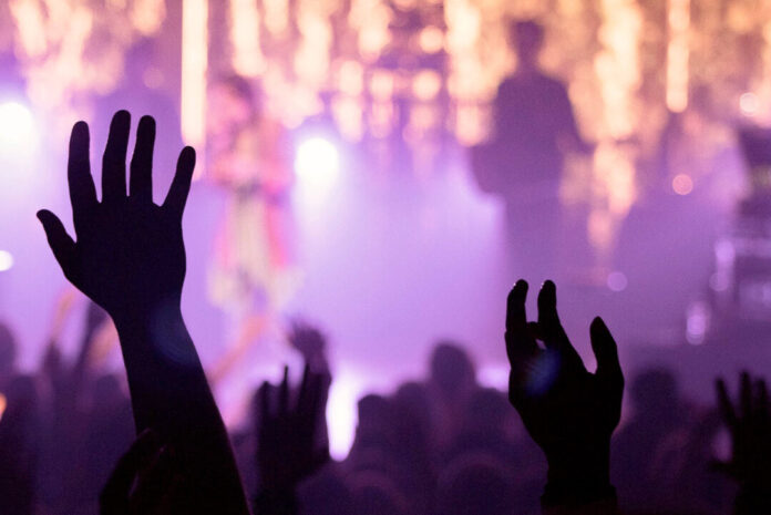 Viele Menschen feiern gemeinsam. Symbolfoto: Pixabay