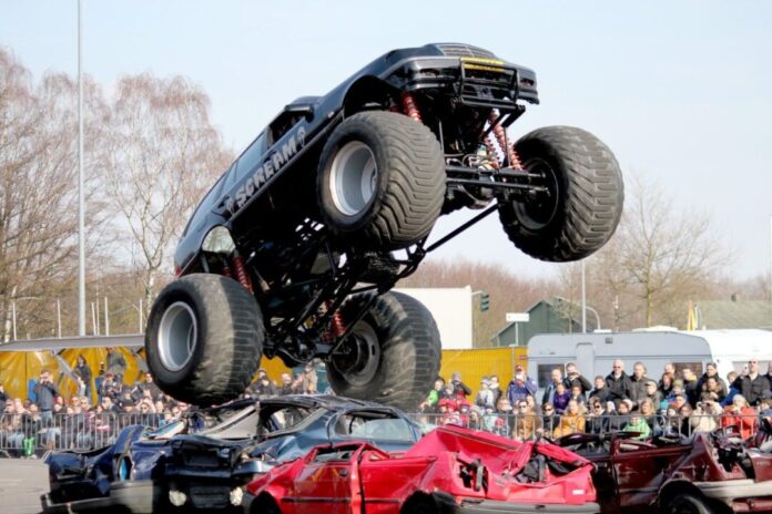 Ein Monstertruck in Aktion. Foto: Veranstalter