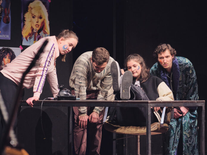 Der Jugendclub des StadtEnsembles, "Die Positronen", zeigt in der Spielzeit 2021/2022 die Inszenierung der eigenen Stückentwicklung "Klingt fast wie Sterne". Foto: Lukas Zander