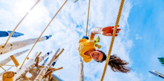 Ein Mädchen spielt auf dem Spielplatz im Neandertal. Foto: Neanderthal-Museum