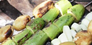 Gemüsen liegt auf dem Grill. Foto: VZ NRW/Adpic