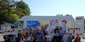 „Felix“ ist wieder unterwegs, am vergangenen Dienstag machte das Spielmobil Station an der Paul-Maar-Schule. Am kommenden Dienstag, 10. Mai, steht es ab 15 Uhr auf dem Spielplatz am Hasenbrucher Weg. Foto: Stadt Ratingen