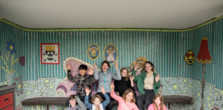 In einem Workshop haben die Kinder ein Mosaikbild erstellt, das ab sofort das Wartehäuschen an der Haltestelle „Schlagbaum“ verschönert. Foto: Stadt Ratingen