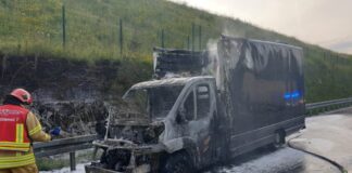 Die Wehr im Einsatz bei dem Fahrzeugbrand auf der A3. Foto: Feuerwehr Ratingen