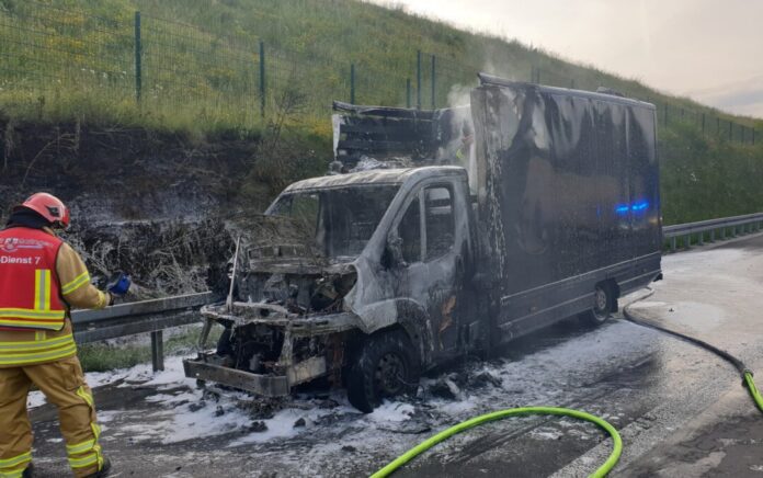 Die Wehr im Einsatz bei dem Fahrzeugbrand auf der A3. Foto: Feuerwehr Ratingen