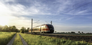 Ein Zug ist unterwegs. Foto: Verbraucherzentrale NRW/Adpic