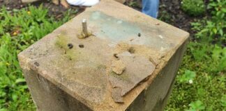 Die Skulptur wurde von diesem Sockel abgerissen. Foto: Polizei