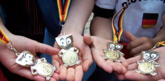 Kinder zeigen ihre Minisportabzeichen. Foto: Kreis ME