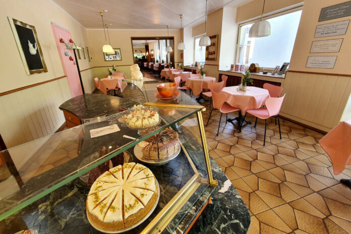 Frühstück, Mittagstisch und Kaffee und Kuchen am Nachmittag bietet das neu eröffnete "Wohnzimmer Neviges". Foto: Stadt Velbert